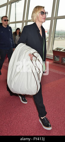 Tokyo, Japon. 21 avril, 2016. L'actrice Cate Blanchett arrive à l'Aéroport International de Tokyo à Tokyo, Japon, le 21 avril 2016. Blanchett est parmi les célébrités internationales qui assistent à l'événement d'ouverture de l'exposition Louis Vuitton le 21 avril. Credit : AFLO Co.,Ltd/Alamy Live News Banque D'Images