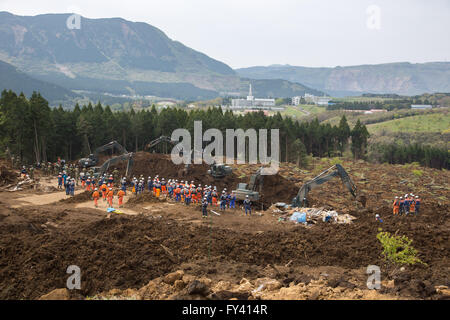 Minamiaso, au Japon. 20 avr, 2016. Les opérations de recherche et de sauvetage continuent d'éventuels survivants dans la région de Minamiaso Kawayou, préfecture de Kumamoto, le Mercredi, Avril 20, 2016, à la suite d'un énorme glissement de terrain. Et les répliques de puissants tremblements de terre a frappé la région de Kumamoto, dans le sud de l'île principale japonaise de Kyushu ont laissé 59 morts et forcé des milliers de passer des nuits dans des abris temporaires et à l'extérieur. © AFLO/Alamy Live News Banque D'Images