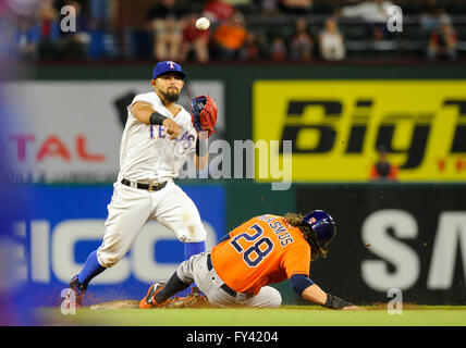 Arlington, Texas, USA. 20 avril, 2016. Les Rangers du Texas le deuxième but odeur Rougned # 12 tours un double jeu comme le voltigeur des Houston Astros Colby Rasmus # 28 diapositives au cours d'un match entre la MLB Astros de Houston et les Rangers du Texas au cours de l'amorçage d'argent au Globe de la série Life Park à Arlington, TX Texas Houston défait 2-1. Credit : Cal Sport Media/Alamy Live News Banque D'Images