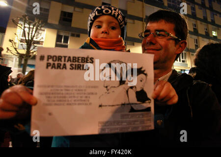 Lugo, Espagne. Mar 16, 2016. Des centaines de personnes se retrouvent en face de la sous-délégation du gouvernement espagnol pour protester contre l'accord entre la Turquie et l'Union européenne sur le contrôle de l'immigration en Europe. L'accent se qualifier l'Union européenne '' Nazi et appellent à la solidarité avec les réfugiés, en se souvenant que pas trop il y a de nombreuses années étaient les Espagnols qui ont été obligées de partir et de chercher refuge à cause de la guerre. © Carlos Castro Vazquez/RoverImages/Pacific Press/Alamy Live News Banque D'Images