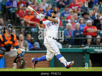 Arlington, Texas, USA. 20 avril, 2016. Les Rangers du Texas le deuxième but odeur Rougned # 12 hits un home run dans la partie inférieure de la deuxième manche au cours d'un match entre la MLB Astros de Houston et les Rangers du Texas au cours de l'amorçage d'argent au Globe de la série Life Park à Arlington, TX Texas Houston défait 2-1. Credit : Cal Sport Media/Alamy Live News Banque D'Images