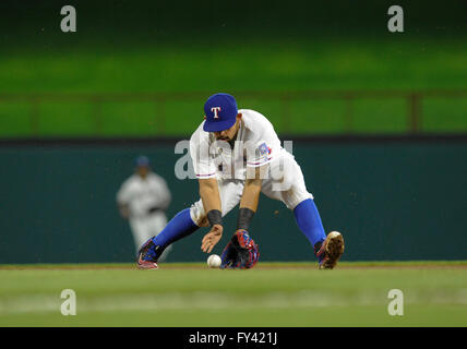 Arlington, Texas, USA. 20 avril, 2016. Les Rangers du Texas le deuxième but odeur Rougned # 12 champs a Talonnette femme ESD dans la septième manche lors d'un match entre la MLB Astros de Houston et les Rangers du Texas au cours de l'amorçage d'argent au Globe de la série Life Park à Arlington, TX Texas Houston défait 2-1. Credit : Cal Sport Media/Alamy Live News Banque D'Images