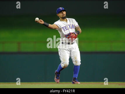 Arlington, Texas, USA. 20 avril, 2016. Les Rangers du Texas le deuxième but odeur Rougned # 12 champs a Talonnette femme ESD dans la septième manche lors d'un match entre la MLB Astros de Houston et les Rangers du Texas au cours de l'amorçage d'argent au Globe de la série Life Park à Arlington, TX Texas Houston défait 2-1. Credit : Cal Sport Media/Alamy Live News Banque D'Images