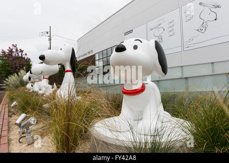 Tokyo, Japon. Apr 21, 2016. Diverses statues de Snoopy sur l'affichage à l'entrée de la Musée Snoopy à Roppongi Tokyo le 21 avril 2016, Tokyo, Japon. Snoopy Museum Tokyo est la première à l'extérieur des États-Unis consacré à l'œuvre de Charles M. Schulz. Sur l'affichage a quelque 60 bandes dessinées d'origine choisi par Jean Schulz, épouse de l'arachide, créateur et cadeaux personnels de fans qu'elle a reçu au fil des ans. Credit : AFLO Co.,Ltd/Alamy Live News Banque D'Images