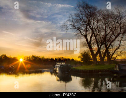 Paysage de la navigation intérieure dans le soleil se lève à Rufford, Lancashire, le 21 avril, 2016. Météo britannique. Lever de soleil sur St Mary's Marina. Un magnifique paysage de Lancashire rural sur la branche de l'Rufford Leeds et Liverpool canal. Banque D'Images