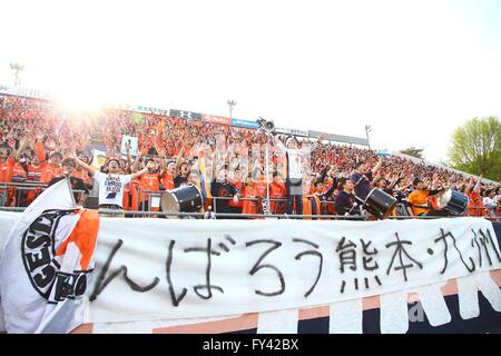 Saitama, Japon. Apr 16, 2016. Omiya Ardija fans Football/soccer : Omiya Ardija fans tenir une bannière montrant leur soutien à Kumamoto au cours de la J1 2016 1ère ligue match Omiya Ardija étape entre 1-1 Ventforet Kofu à NACK5 Stadium à Saitama, Japon Omiya . Mm. Kenzaburo © Matsuoka/AFLO/Alamy Live News Banque D'Images