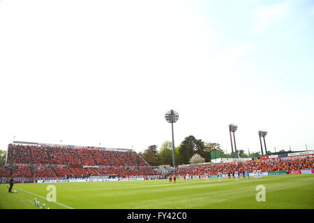 Saitama, Japon. Apr 16, 2016. Deux équipes de football de groupe/Français : observer un moment de silence pour les victimes du tremblement de Kumamoto avant le J1 2016 1ère ligue match Omiya Ardija étape entre 1-1 Ventforet Kofu à NACK5 Stadium à Saitama, Japon Omiya . Mm. Kenzaburo © Matsuoka/AFLO/Alamy Live News Banque D'Images