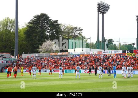 Saitama, Japon. Apr 16, 2016. Deux équipes de football de groupe/Français : observer un moment de silence pour les victimes du tremblement de Kumamoto avant le J1 2016 1ère ligue match Omiya Ardija étape entre 1-1 Ventforet Kofu à NACK5 Stadium à Saitama, Japon Omiya . Mm. Kenzaburo © Matsuoka/AFLO/Alamy Live News Banque D'Images