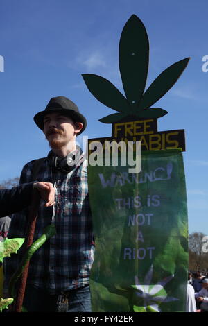 Londres, Royaume-Uni. 20 avril, 2016. Hyde Park Pro Rallye Legaslastion Cannabis Crédit : Emin Ozkan / Alamy Live News Banque D'Images