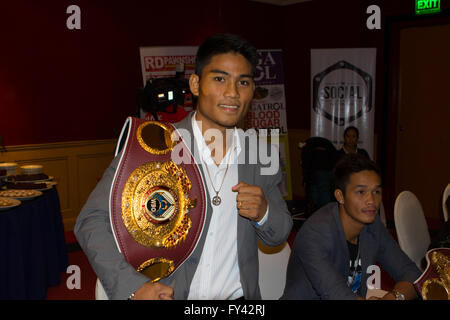 La ville de Cebu, aux Philippines. 21 avril, 2016. Dernière conférence de presse Appel de la monde WBO titre de champion poids plume Jr. clash entre titulaire Filipino-American boxer, 'The Filipino Flash' Nonito Donaire (32 ans W36 L3 D0) et hongrois Zsolt Bedak challenger (32 ans W25 L1 D0). Donaire fera une première défense du titre qui se tiendra au Cebu City Sports Stadium le samedi 22/4/2016. Credit : gallerie2/Alamy Live News Banque D'Images