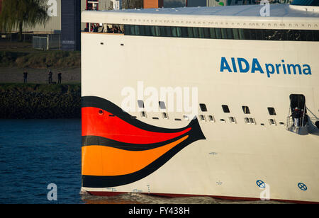 Hambourg, Allemagne. Apr 21, 2016. Le nouveau produit phare 'Aidaprima' de shipping company Aida Cruises arrive au port de Hambourg, Allemagne, 21 avril 2016. Le navire qui peut accueillir jusqu'à 3 300 passagers est d'entrer dans le port 39 fois cette saison, en faisant le plus souvent invité tout au long de cette saison de croisière, en fonction de l'exploitant de terminal de croisière de Hambourg Gate. Photo : Lukas SCHULZE/dpa/Alamy Live News Banque D'Images