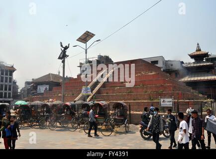 Katmandou, Népal. 09 avr, 2016. Dans cette photo prise le 9 avril 2016 est vu des gens à Katmandou, au Népal. La violence de la tremblement de terre de magnitude 7,8 à gauche d'innombrables villes et villages du Népal central dans un état lamentable. Presque un an plus tard, un capharnaüm ils demeurent. © Tereza Supova/CTK Photo/Alamy Live News Banque D'Images