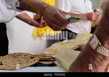 Jérusalem, Israël. 21 avril, 2016. Les hommes juifs préparent la matsa, le pain sans levain, pour la Pâque, symbolique de l'exode biblique des anciens Hébreux de l'esclavage en Egypte à la liberté, à qui n'ayant pas eu le temps d'attendre pour pâte d'augmenter avant de quitter l'Egypte, ils partirent dans le désert avec des pains sans levain. Credit : Alon Nir/Alamy Live News Banque D'Images