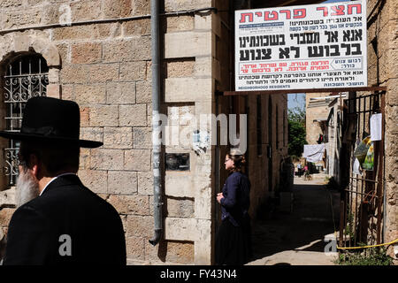 Jérusalem, Israël. 21 avril, 2016. Un panneau installé à l'entrée d'une section religieuse du quartier Nachlaot interdit aux femmes, sauf si l'entrée habillées pudiquement. Credit : Alon Nir/Alamy Live News Banque D'Images