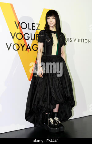 Tokyo, Japon. Apr 21, 2016. L'actrice chinoise Fan Bingbing pose pour les caméras au cours de la célébration d'ouverture de Louis Vuitton's ''Volez, Voyagez, Voguez'' exposition le 21 avril 2016, Tokyo, Japon. Après une exécution réussie à Paris, la marque de mode de luxe apporte maintenant la tranche pour Tokyo, qui retrace l'histoire de Louis Vuitton de 1854 à aujourd'hui. Quelques 1 000 objets, y compris les lignes réseau rares, photographies et cartes clients manuscrite sera affiché. L'exposition sera ouverte à la © Aflo Co.,Ltd/Alamy Live News Crédit : AFLO Co.,Ltd/Alamy Live News Banque D'Images