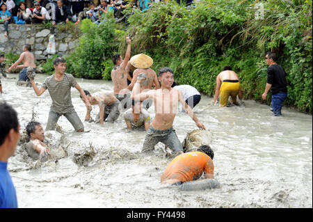 Taijiang, province du Guizhou en Chine. Apr 21, 2016. Les villageois de participer à un concours de capture de poisson dans Laotun Village de Taijiang County, Miao-Dong Préfecture autonome de Qiandongnan, au sud-ouest de la province du Guizhou, en Chine, le 21 avril 2016. Credit : Tao Liang/Xinhua/Alamy Live News Banque D'Images