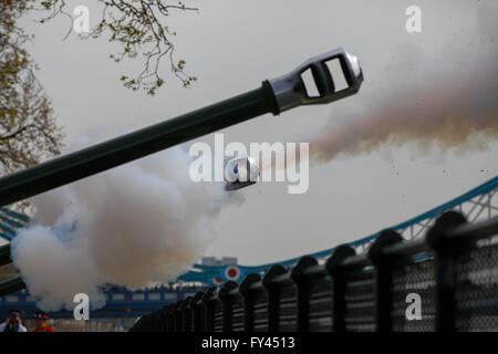 Londres, Royaume-Uni. 21 avril, 2016. London 21 avril 2016 - l'Artillerie royale marque la Sa Majesté la reine 90e anniversaire avec une salve de 62 à la Tour de Londres. Les trois armes à feu cérémoniel L118, semblables à celles utilisées dans les années récentes en Afghanistan, sont utilisés pour tirer une salve de 62 à travers la Tamise, donnant sur le HMS Belfast, à des intervalles de dix secondes. Credit : Dinendra Haria/Alamy Live News Banque D'Images