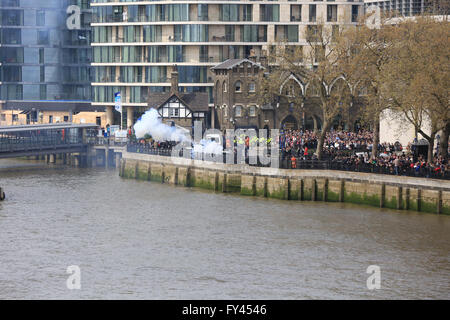 Les foules se rassemblent à la Tour de Londres pour célébrer le 90e anniversaire de la reine Elizabeth II d'Angleterre. L'occasion a été marquée par une salve de 62 à la Tour de Londres à 1h00 le 21 avril 2016. Banque D'Images