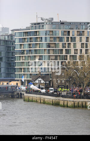 Les foules se rassemblent à la Tour de Londres pour célébrer le 90e anniversaire de la reine Elizabeth II d'Angleterre. L'occasion a été marquée par une salve de 62 à la Tour de Londres à 1h00 le 21 avril 2016. Banque D'Images