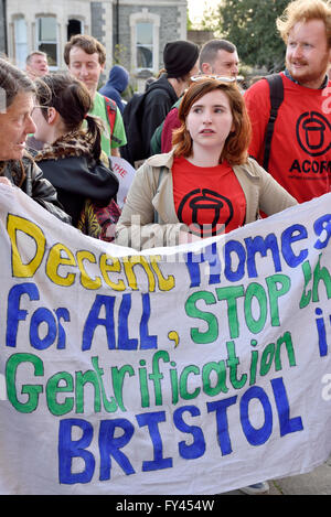 Bristol, Royaume-Uni. 20 avril, 2016. Manifestation de protestation du conseil municipal de Bristol la vente de maisons et appartements aux enchères au lieu d'une rénovation pour les résidents. Les manifestants organisés par groupe de soutien location ACORN holding banner protester contre l'église All Saints sur Pempbrooke Road, Bristol vente aux enchères dirigée par Hollis Morgan Property Ltd. attrated quelque 100 manifestants. Crédit : Charles Stirling/Alamy Live News Banque D'Images