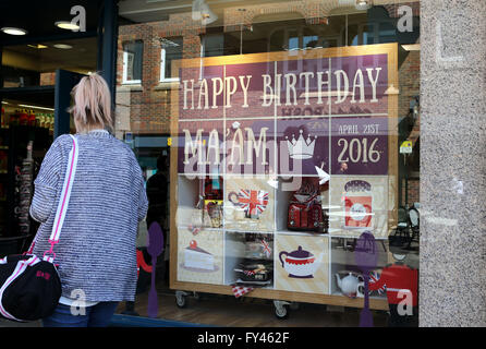 Londres, Grande-Bretagne. 20 avr, 2016. Une femme passe par une vitrine d'une boutique à venir célébrer le 90e anniversaire de la reine Elizabeth II à Windsor, en Grande-Bretagne, le 20 avril 2016. Credit : Han Yan/Xinhua/Alamy Live News Banque D'Images