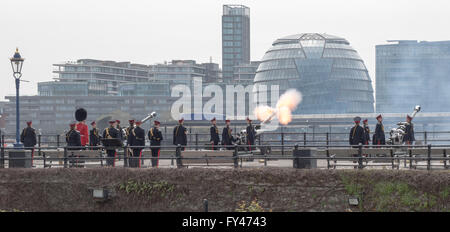 Londres, le 21 avril 2016, l'Honorable Artillery Company de forêt le salut de la Tour de Londres Crédit : Ian Davidson/Alamy Live News Banque D'Images