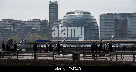 Londres, le 21 avril 2016, l'honorable compagnie d'artillerie à préparer un feu de salve 62 SM la Reine's 90th Birthday Crédit : Ian Davidson/Alamy Live News Banque D'Images