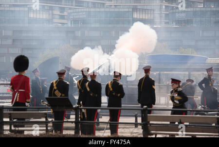 Loundon UK, le 21 avril 2016, la compagnie d'artillerie Honoourable fire une salve de 62 HM pour le 90e anniversaire de la Reine Crédit : Ian Davidson/Alamy Live News Banque D'Images