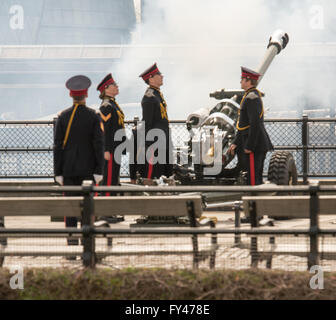 Loundon UK, le 21 avril 2016, la compagnie d'artillerie Honoourable fire une salve de 62 HM pour le 90e anniversaire de la Reine Crédit : Ian Davidson/Alamy Live News Banque D'Images