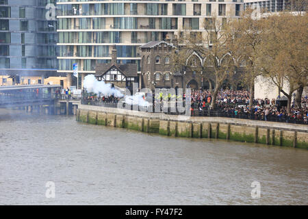 Les foules se rassemblent à la Tour de Londres pour célébrer le 90e anniversaire de la reine Elizabeth II d'Angleterre. L'occasion a été marquée par une salve de 62 à la Tour de Londres à 1h00 le 21 avril 2016. Banque D'Images