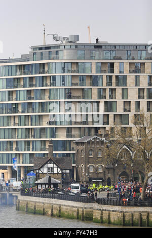 Les foules se rassemblent à la Tour de Londres pour célébrer le 90e anniversaire de la reine Elizabeth II d'Angleterre. L'occasion a été marquée par une salve de 62 à la Tour de Londres à 1h00 le 21 avril 2016. Banque D'Images