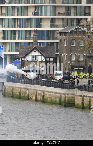 Les foules se rassemblent à la Tour de Londres pour célébrer le 90e anniversaire de la reine Elizabeth II d'Angleterre. L'occasion a été marquée par une salve de 62 à la Tour de Londres à 1h00 le 21 avril 2016. Banque D'Images