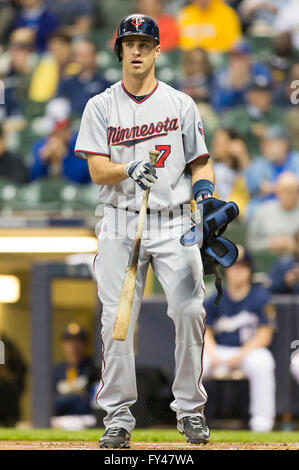 Milwaukee, WI, USA. 20 avr, 2016. Le joueur de premier but des Twins du Minnesota Joe Mauer # 7 étapes à la plaque pendant le match de la Ligue Majeure de Baseball entre les Milwaukee Brewers et les Twins du Minnesota au Miller Park de Milwaukee, WI. John Fisher/CSM/Alamy Live News Banque D'Images