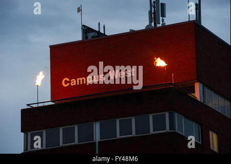 Welwyn Garden City, Angleterre, Royaume-Uni. 21ème, avril 2016. Phares allumés du Campus Ouest, Welwyn Garden Cityy, d'honorer le Queens 90ème anniversaire. Phares sont allumés en plusieurs endroits à travers le Royaume-Uni. Crédit : Andrew Steven Graham/Alamy Live News Banque D'Images