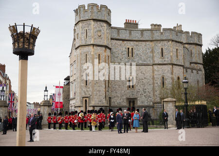 Windsor, Royaume-Uni. 21 avril, 2016. Le Prince de Galles et la duchesse de Cornwall à se préparer à accueillir la Reine lors de son arrivée à la première lumière de 900 balises dans la célébration de son 90ème anniversaire. Credit : Mark Kerrison/Alamy Live News Banque D'Images