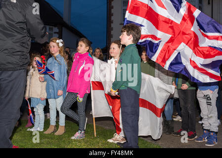 Leigh-on-Sea, Royaume-Uni, le 21 avril 2016. Les habitants de la rue un éclairage Hamboro beacon officiel au nom de Leigh-on-Sea et de Southend-on-Sea, pour célébrer le 90e anniversaire de la Reine Crédit : Terence Mendoza/Alamy Live News Banque D'Images