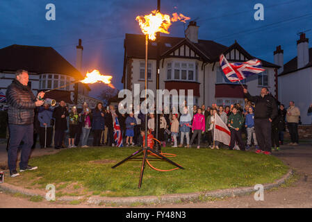 Leigh-on-Sea, Royaume-Uni, le 21 avril 2016. Les habitants de la rue un éclairage Hamboro beacon officiel au nom de Leigh-on-Sea et de Southend-on-Sea, pour célébrer le 90e anniversaire de la Reine Crédit : Terence Mendoza/Alamy Live News Banque D'Images