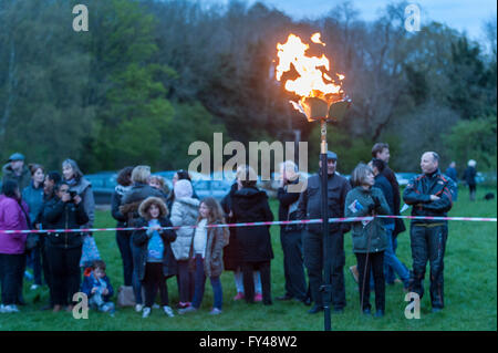 Londres, Royaume-Uni. 21 avril 2016. Les résidents locaux visiter Old Redding, Harrow Weald, au nord-ouest de Londres, à voir le maire de Harrow Cllr Suresh Krishna lumière l'un des deux balises à Harrow en l'honneur de la reine Elizabeth II, 90e anniversaire le 21 avril, dans le cadre d'une cérémonie d'allumage de la balise où plus de 1 000 balises de détresse seront allumés à l'échelle nationale. Crédit : Stephen Chung/Alamy Live News Banque D'Images