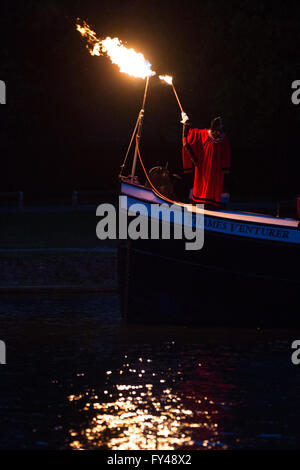 Kingston upon Thames, Royaume-Uni. 21 avril, 2016. Le maire de Kingston upon Thames allume une balise sur une péniche sur la Tamise - un de plus de 900 phares allumés à travers le Royaume-Uni et l'étranger dans le cadre de la 90e anniversaire de la Reine : Crédit photographique à vue/Alamy Live News Banque D'Images