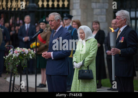 Windsor, Royaume-Uni. 21 avril, 2016. Le Prince de Galles rend hommage à la Reine à l'extérieur du château de Windsor pour son 90e anniversaire. Credit : Mark Kerrison/Alamy Live News Banque D'Images
