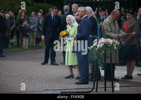 Windsor, Royaume-Uni. 21 avril, 2016. La Reine, le Prince de Galles et le duc d'Édimbourg après l'allumage de la première des 900 phares allumés en célébration de la Reine pour le 90e anniversaire. Credit : Mark Kerrison/Alamy Live News Banque D'Images