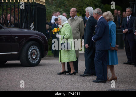 Windsor, Royaume-Uni. 21 avril, 2016. La Reine se prépare à entrer dans le château de Windsor après avoir allumé la première de 900 balises dans la célébration de son 90ème anniversaire. Credit : Mark Kerrison/Alamy Live News Banque D'Images