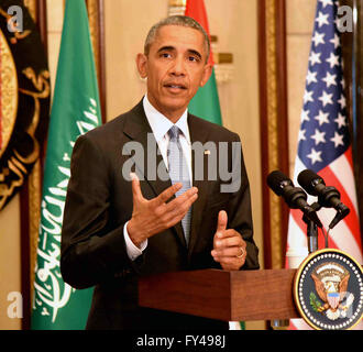 Riyad. Apr 21, 2016. Le président des États-Unis, Barack Obama, assiste à une conférence de presse à Riyad, en Arabie saoudite le 21 avril 2016. Le président des États-Unis, Barack Obama a rencontré jeudi à Paris avec les dirigeants du Conseil de coopération du Golfe (CCG) à réparer tensions, sans grandes annonces du sommet. © Wang Bo/Xinhua/Alamy Live News Banque D'Images