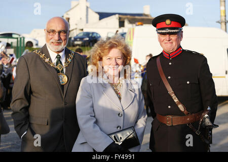 Blackstone Edge in Rochdale, UK. 21 avril, 2016. Le sous-lord lieutenant, Ian Sandiford, et le maire de Rochdale, Conseiller Surinder Biant au beacon éclairage pour le 90e anniversaire de Queens à Rochdale, UK, le 21 avril 2016 Crédit : Barbara Cook/Alamy Live News Banque D'Images