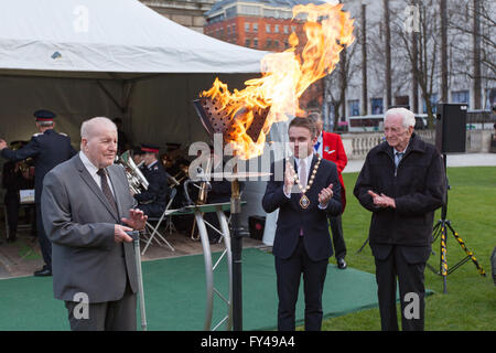 Belfast, Royaume-Uni, Europe. 21 avril 2016. Maire adjoint Conseiller municipal Guy Spence (c) entre Albert Moore (L) Austin Henderson (R) qui partagent son anniversaire avec la reine de la balise d'éclairage. Dans la célébration de Sa Majesté la reine 90e anniversaire dans le parc de Belfast City Hall Crédit : Bonzo/Alamy Live News Banque D'Images