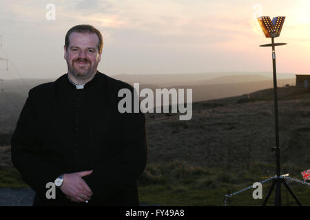 Blackstone Edge in Rochdale, UK. 21 avril, 2016. Un Vicaire assiste à l'éclairage du gyrophare à Rochdale, UK, le 21 avril 2016 Crédit : Barbara Cook/Alamy Live News Banque D'Images