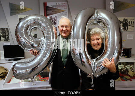 Portsmouth, Hampshire, Royaume-Uni. 21 avril 2016. En photo une salle pleine de gens qui sont 90 années d'anniversaire qui sont le même jour que la reine. Le maire Frank Jonas et le Lord Lieutenant d'Hampshire, assistant de brefs discours donné avant l'éclairage d'une balise. Dans la célébration de la 90e anniversaire, le Queens Portsmouth D-Day Museum à Portsmouth ce soir. Crédit @ : uknip/Alamy Live News Banque D'Images