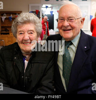 Portsmouth, Hampshire, Royaume-Uni. 21 avril 2016. En photo une salle pleine de gens qui sont 90 années d'anniversaire qui sont le même jour que la reine. Le maire Frank Jonas et le Lord Lieutenant d'Hampshire, assistant de brefs discours donné avant l'éclairage d'une balise. Dans la célébration de la 90e anniversaire, le Queens Portsmouth D-Day Museum à Portsmouth ce soir. Crédit @ : uknip/Alamy Live News Banque D'Images