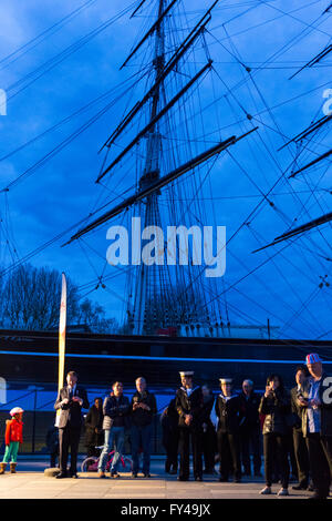 Greenwich, Londres, 21 avril 2016. Le Royal Borough de Greenwich, célèbre le 90e anniversaire de la Reine à Cutty Sark Gardens avec royal-themed entertainment et de la musique à partir de bandes locales, participation des mer et les cadets de l'armée et un discours prononcé par le maire de Greenwich, conseiller Norman Adams. Credit : Imageplotter News et Sports/Alamy Live News Banque D'Images