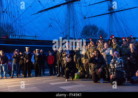 Greenwich, Londres, 21 avril 2016. Le Royal Borough de Greenwich, célèbre le 90e anniversaire de la Reine à Cutty Sark Gardens avec royal-themed entertainment et de la musique à partir de bandes locales, participation des mer et les cadets de l'armée et un discours prononcé par le maire de Greenwich, conseiller Norman Adams. Credit : Imageplotter News et Sports/Alamy Live News Banque D'Images